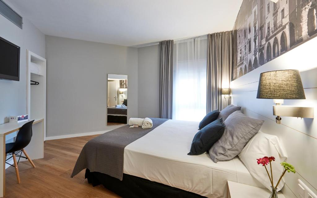 Postel nebo postele na pokoji v ubytování Hotel Can Pamplona