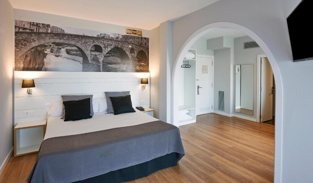Postel nebo postele na pokoji v ubytování Hotel Can Pamplona