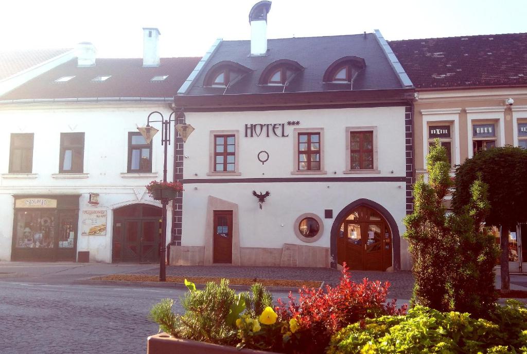 een wit gebouw met het woord hotel erop bij Hotel Čierny Orol in Rožňava