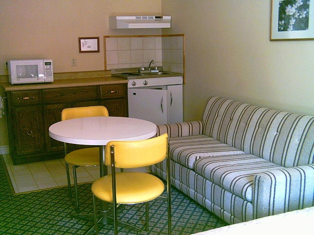 Kuchyň nebo kuchyňský kout v ubytování Picket Fence Motel