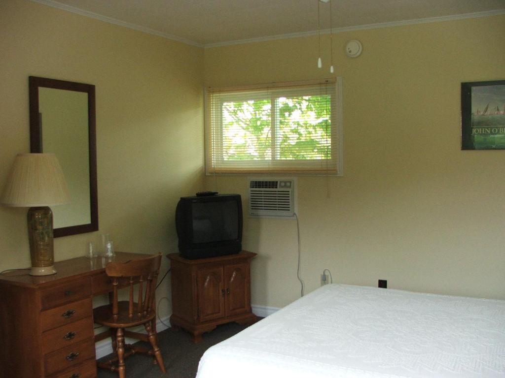 TV a/nebo společenská místnost v ubytování Picket Fence Motel