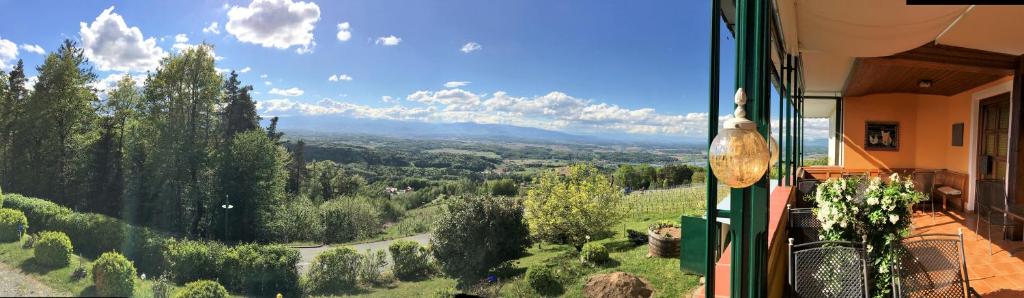 Zimmer mit einem Fenster und Talblick in der Unterkunft Panoramahotel Steirerland in Kitzeck im Sausal