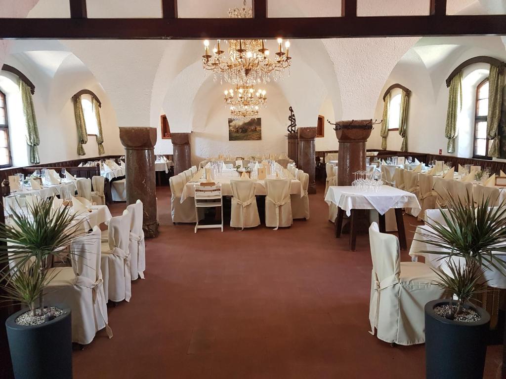 Reštaurácia alebo iné gastronomické zariadenie v ubytovaní Schlosstaverne