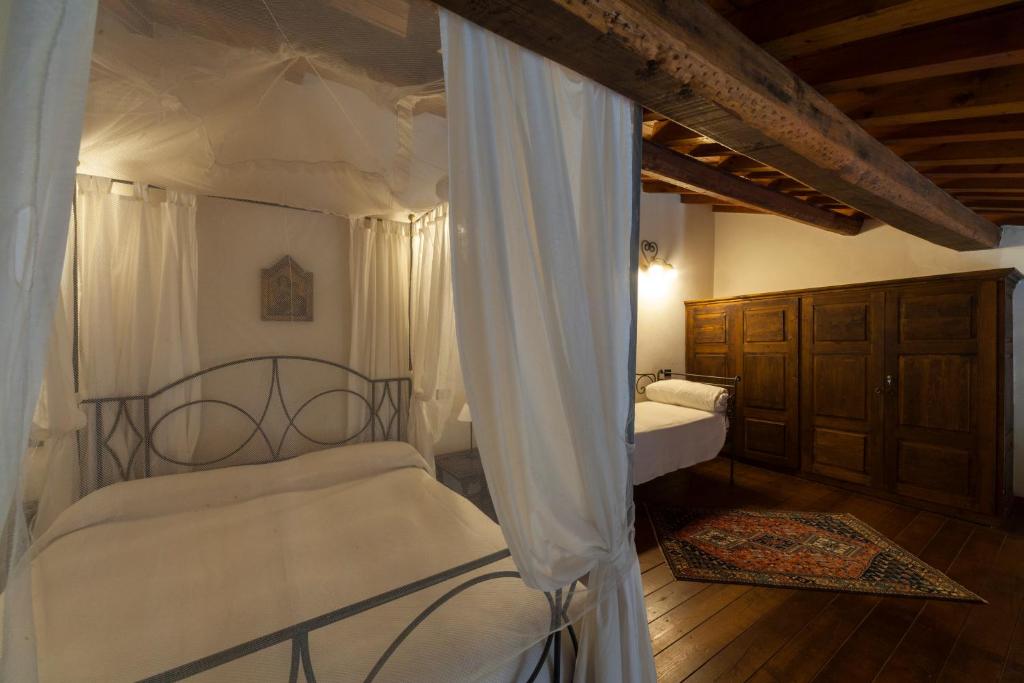 Postel nebo postele na pokoji v ubytování Villa Dei Papiri Fonte Ciane