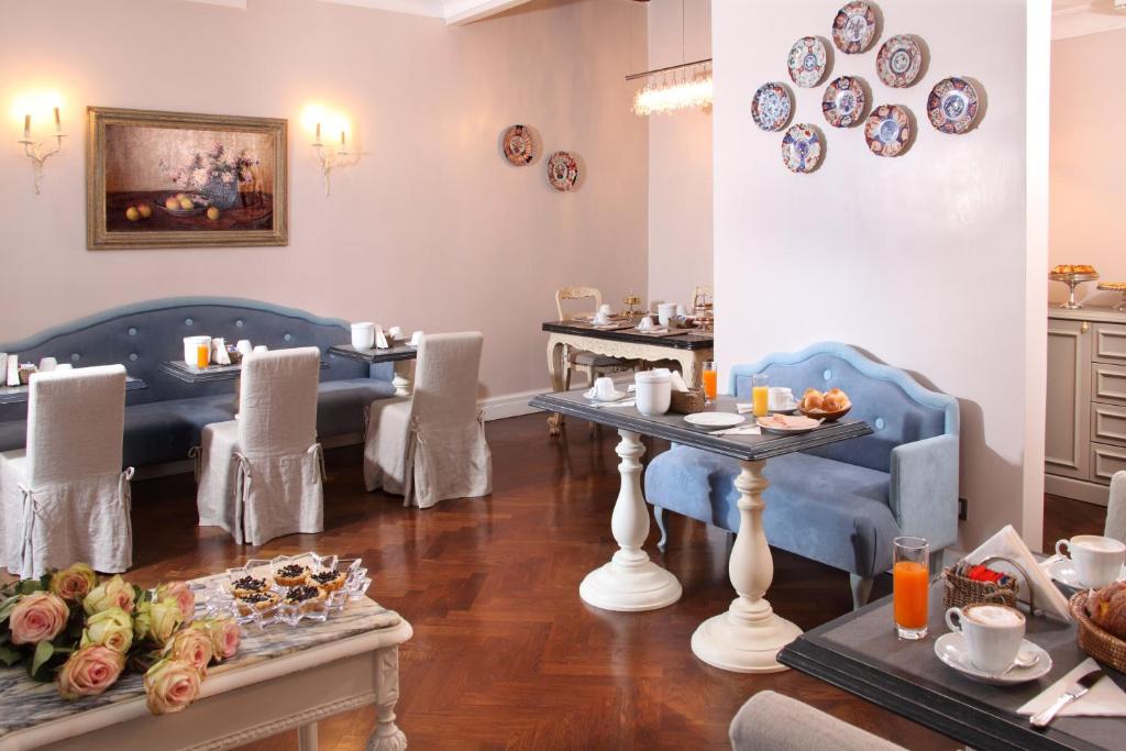 uma sala de jantar com mesas e cadeiras e pratos na parede em Vivaldi Luxury Rooms em Roma