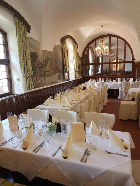 Reštaurácia alebo iné gastronomické zariadenie v ubytovaní Schlosstaverne