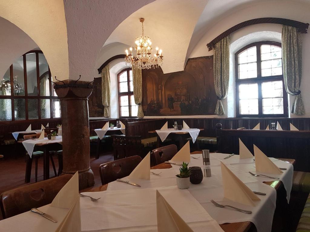 Reštaurácia alebo iné gastronomické zariadenie v ubytovaní Schlosstaverne