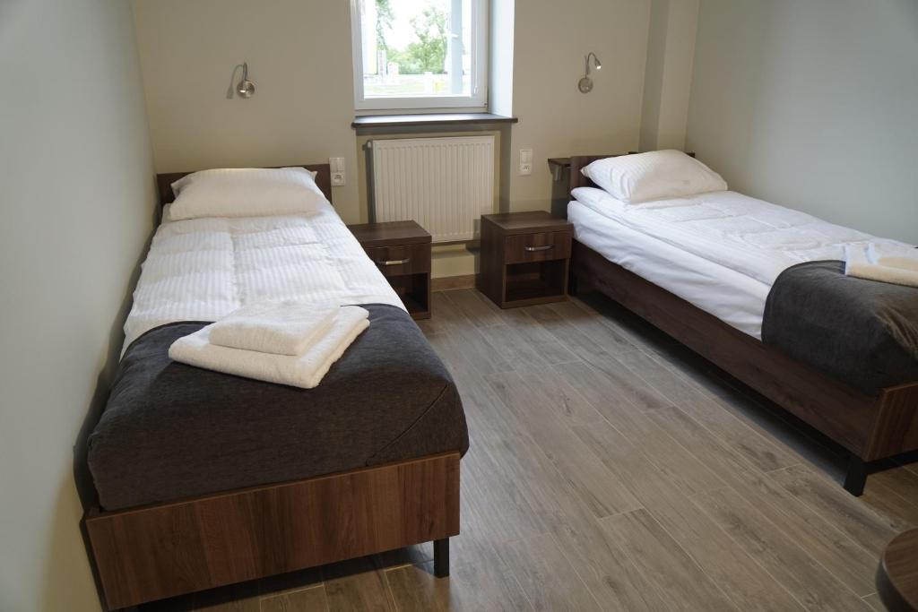 普圖斯克的住宿－SmartMotel，客房设有两张床和窗户。