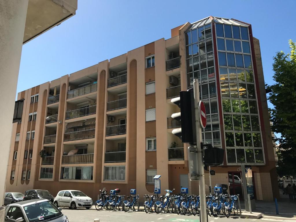 un bâtiment avec des vélos garés devant lui dans l'établissement Le Cheret, à Nice