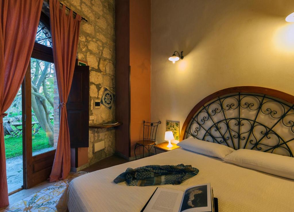 Postel nebo postele na pokoji v ubytování Villa Dei Papiri Fonte Ciane