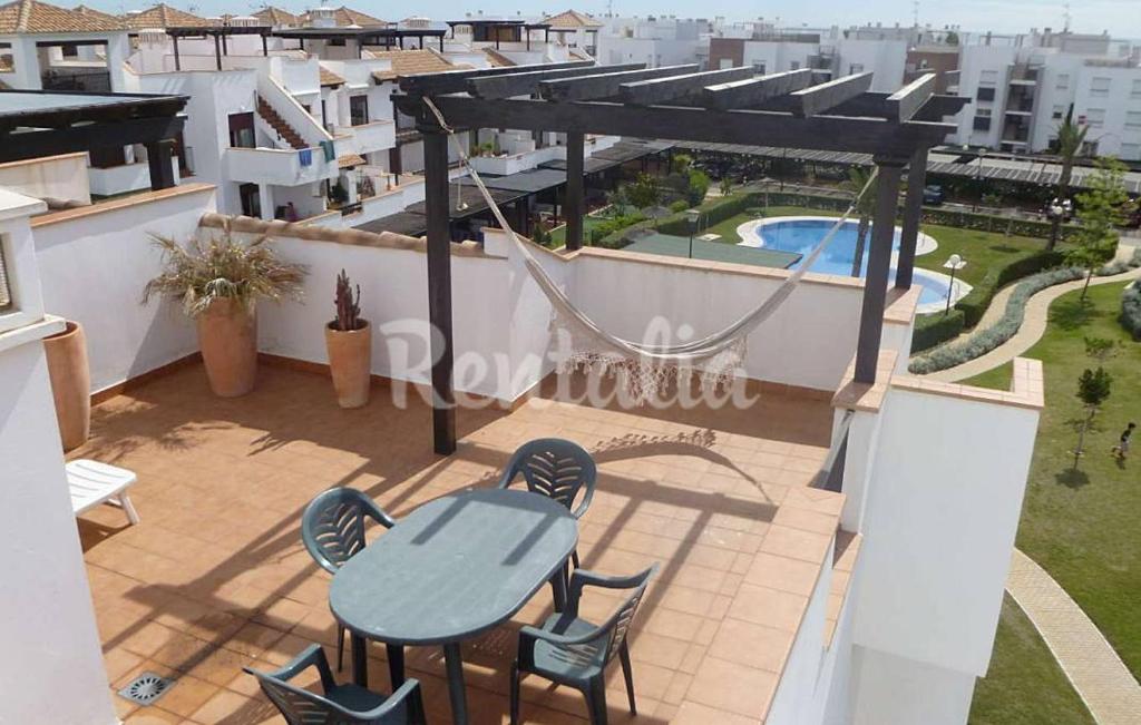 Bazén v ubytovaní Apartamento MPS Jardines de Nuevo Vera alebo v jeho blízkosti