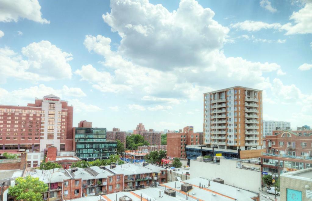 - une vue sur une ville avec de grands bâtiments dans l'établissement Asiatic Hotel - Flushing, à Queens