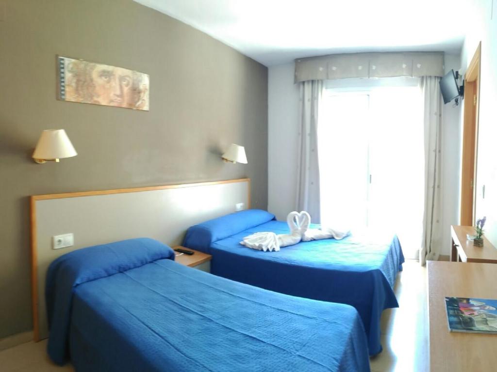 เตียงในห้องที่ Hotel Cosmos Tarragona