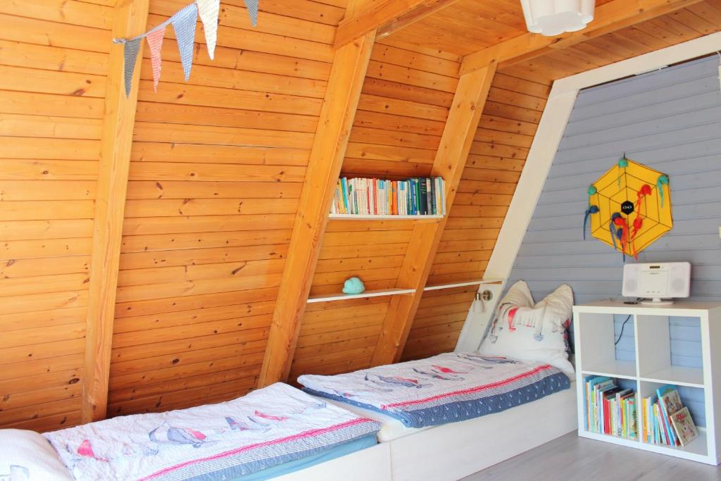 Postel nebo postele na pokoji v ubytování Ostseepirat
