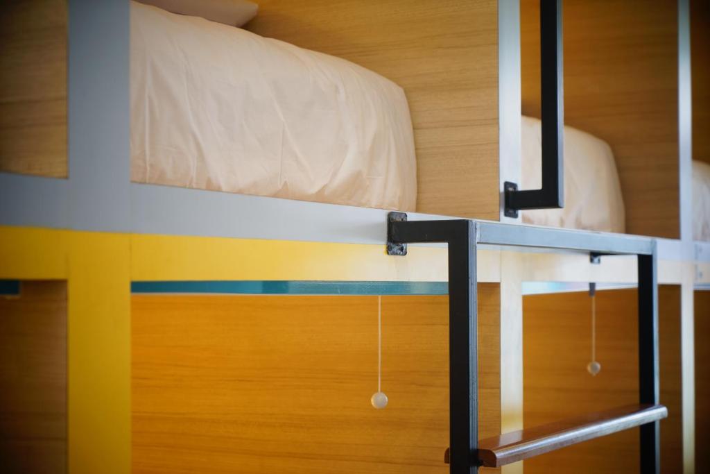 Palanda nebo palandy na pokoji v ubytování Borough Capsule Hostel Bali
