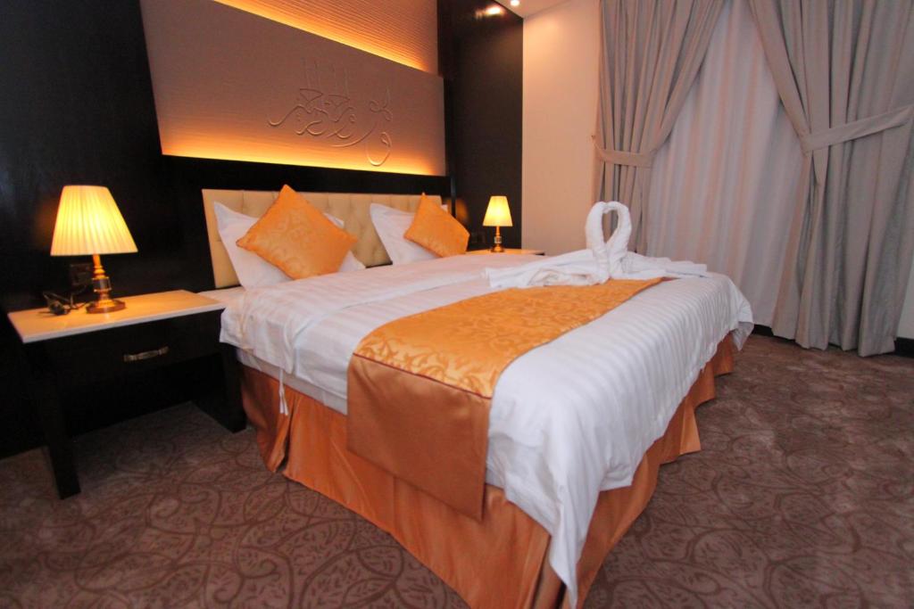Postel nebo postele na pokoji v ubytování Qasr Rayana Aparthotel