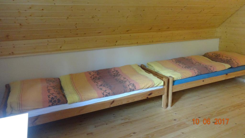 Postel nebo postele na pokoji v ubytování Chaloupka za potůčkem
