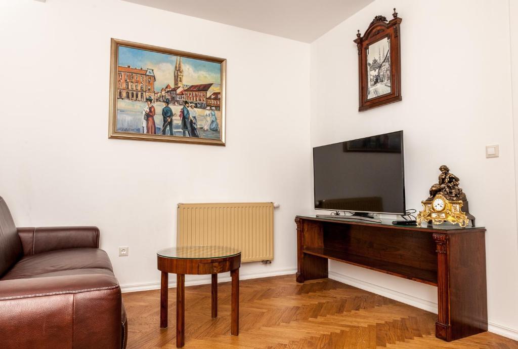TV a/nebo společenská místnost v ubytování Main Square penthouse