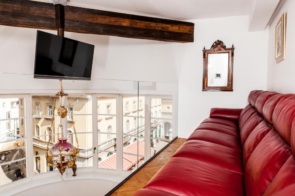 TV a/nebo společenská místnost v ubytování Main Square penthouse