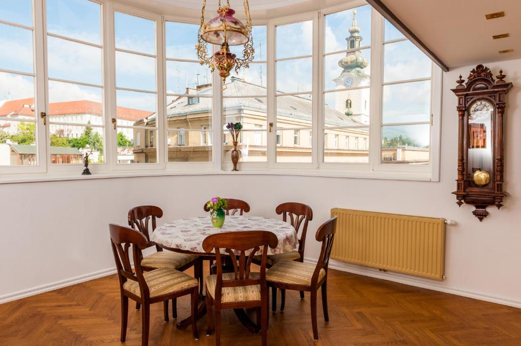 Posezení v ubytování Main Square penthouse