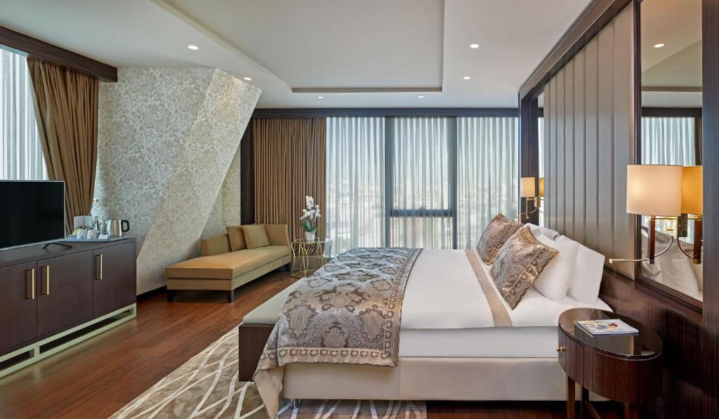 Uma área de estar em Elite World Grand Istanbul Basın Ekspres