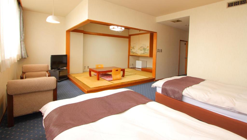 Postel nebo postele na pokoji v ubytování Kasugai View Hotel