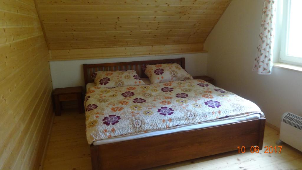 Postel nebo postele na pokoji v ubytování Chaloupka za potůčkem