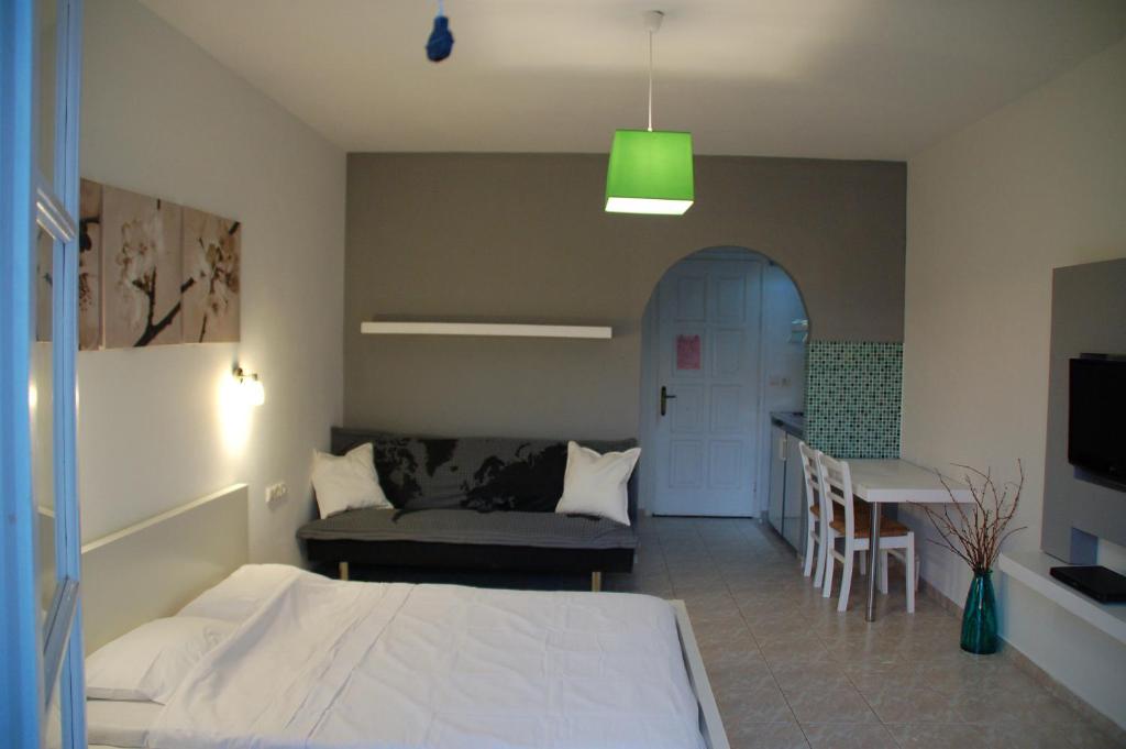 una camera con letto, divano e tavolo di Handrina Studios a Naxos Chora