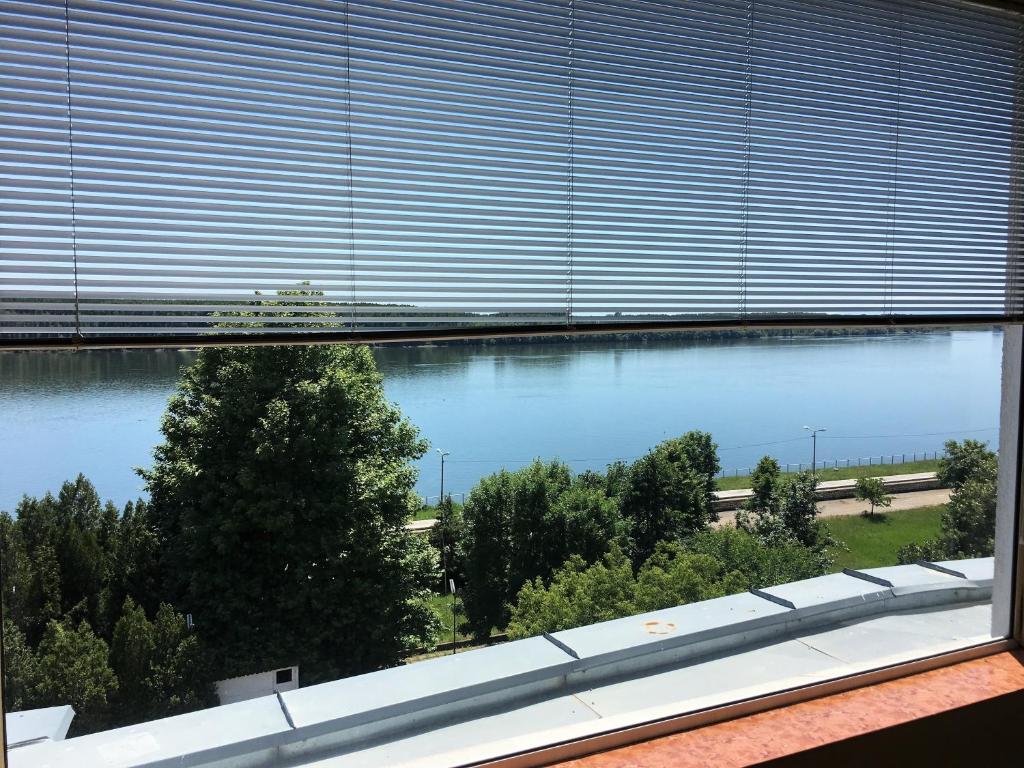 Výhled na řeku, která protéká v blízkosti hotelu
