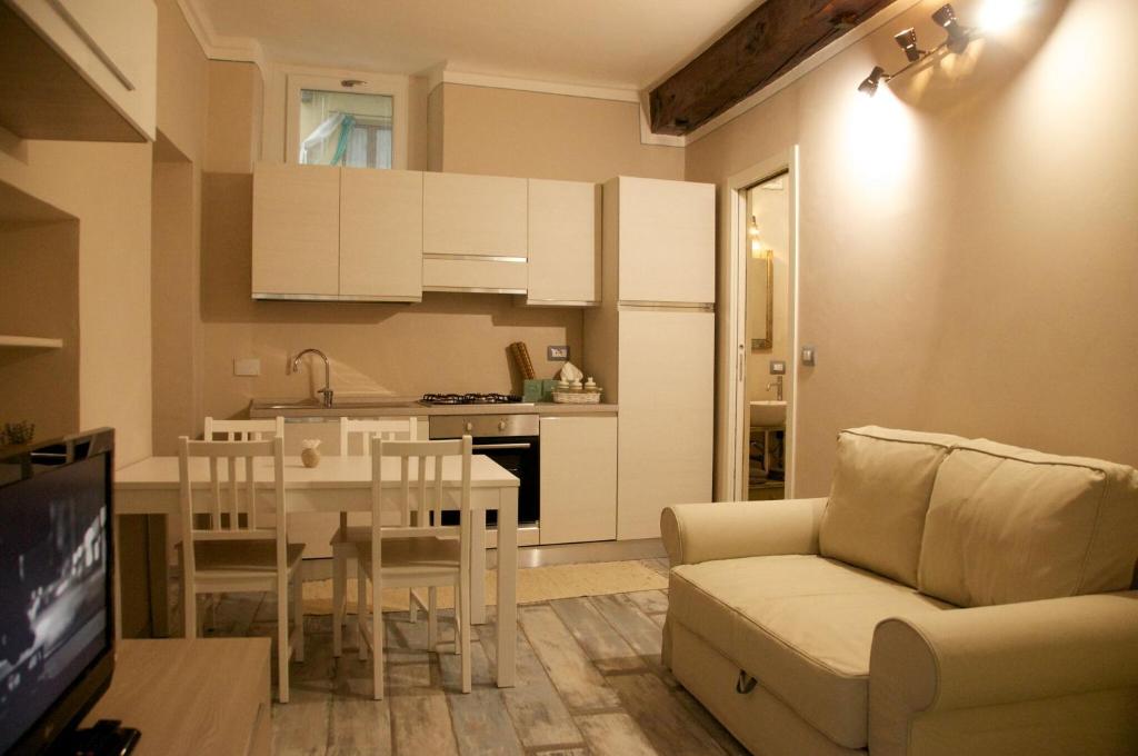 トリノにあるAmarillisのリビングルーム(ソファ、テーブル付)、キッチンが備わります。