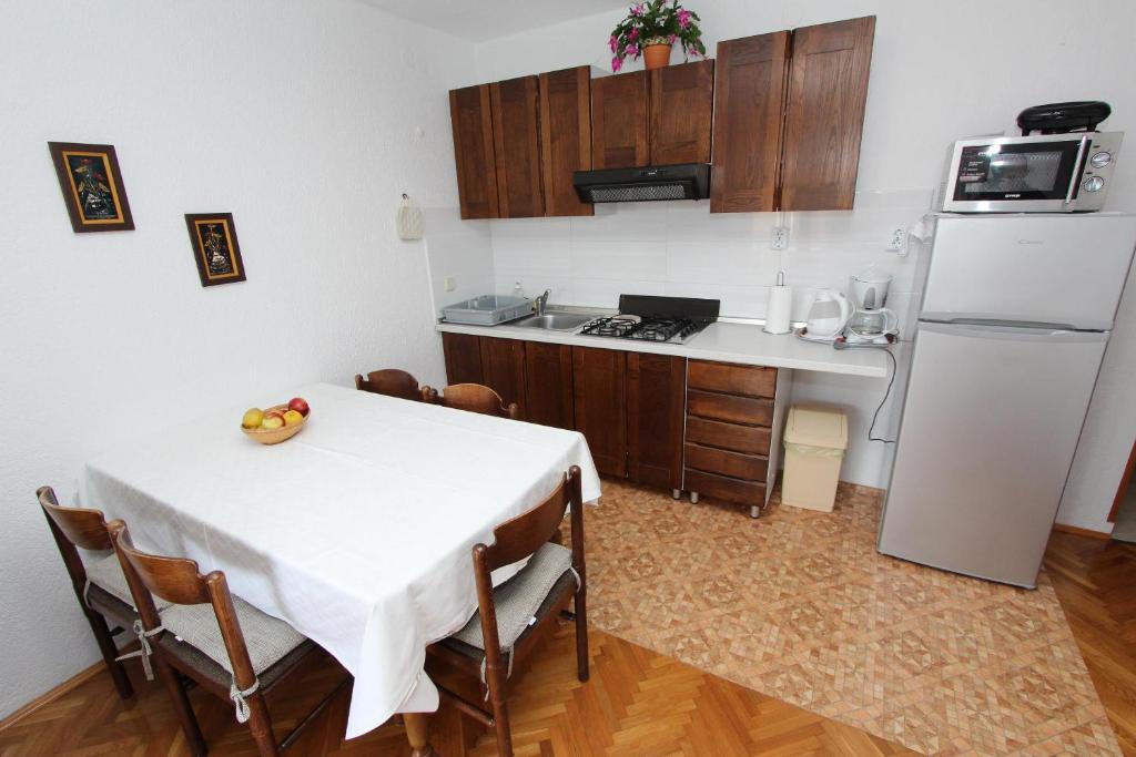 Kuchyňa alebo kuchynka v ubytovaní Apartments Lara