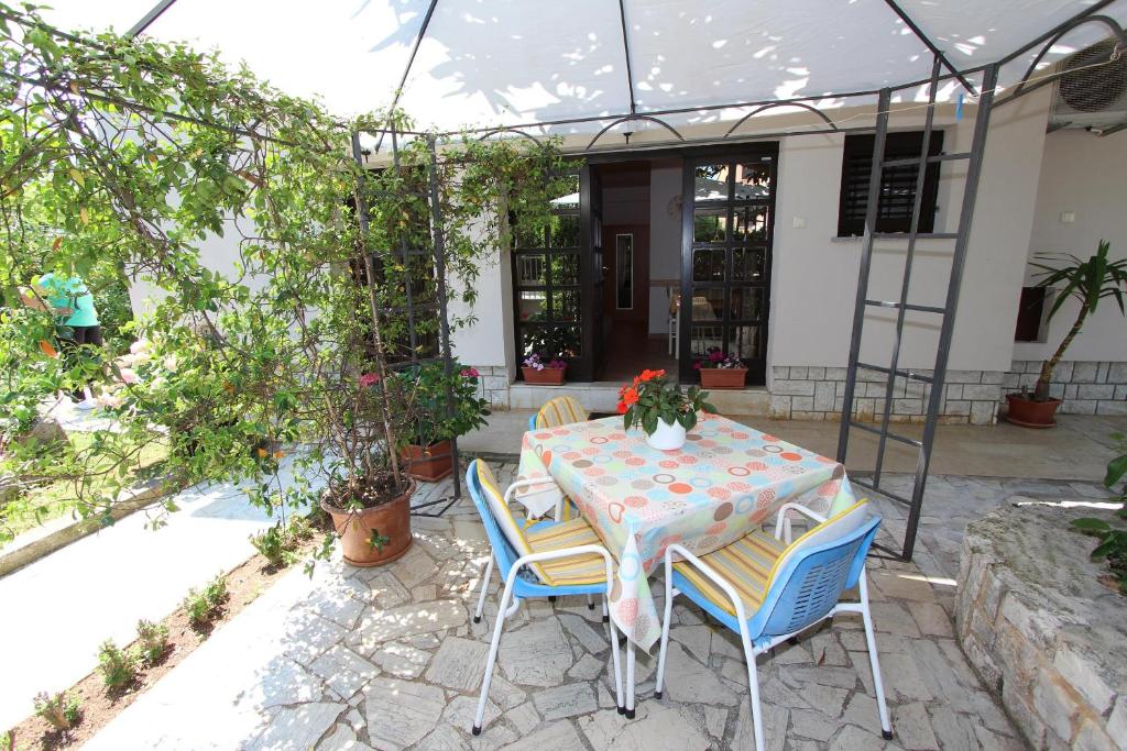 Patio alebo iná vonkajšia časť ubytovania Apartments Lara