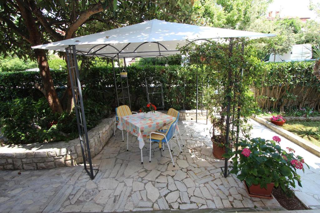 Vonkajšia záhrada v ubytovaní Apartments Lara