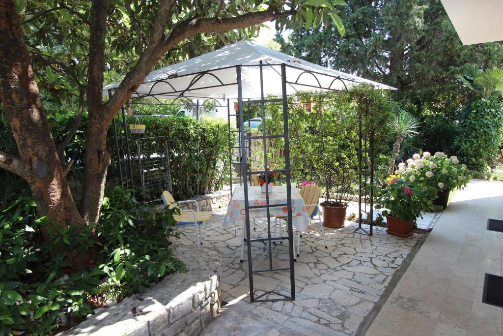 Vonkajšia záhrada v ubytovaní Apartments Lara