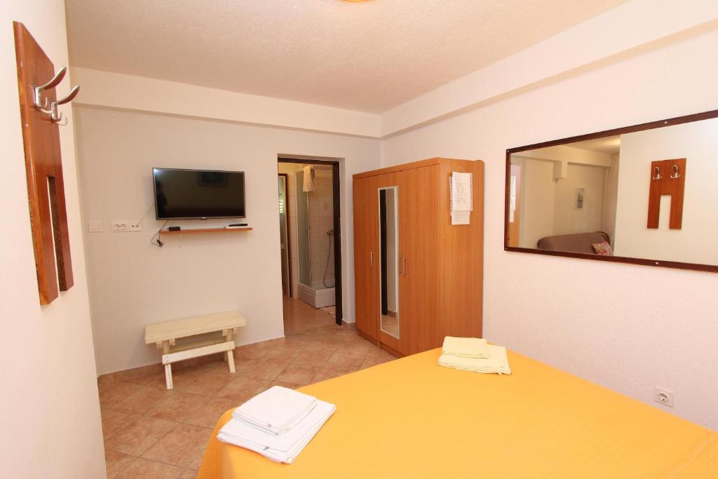 Televízia a/alebo spoločenská miestnosť v ubytovaní Apartments Lara