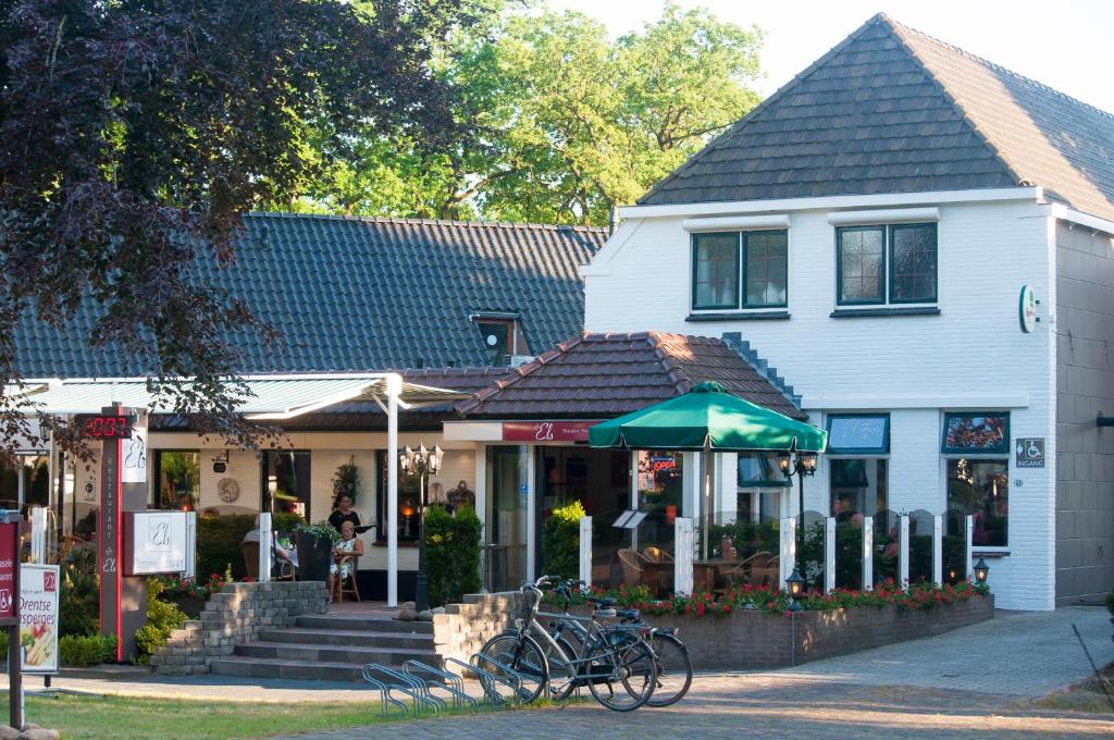 een gebouw met een fiets voor het gebouw bij Hotel Restaurant de Meulenhoek in Exloo