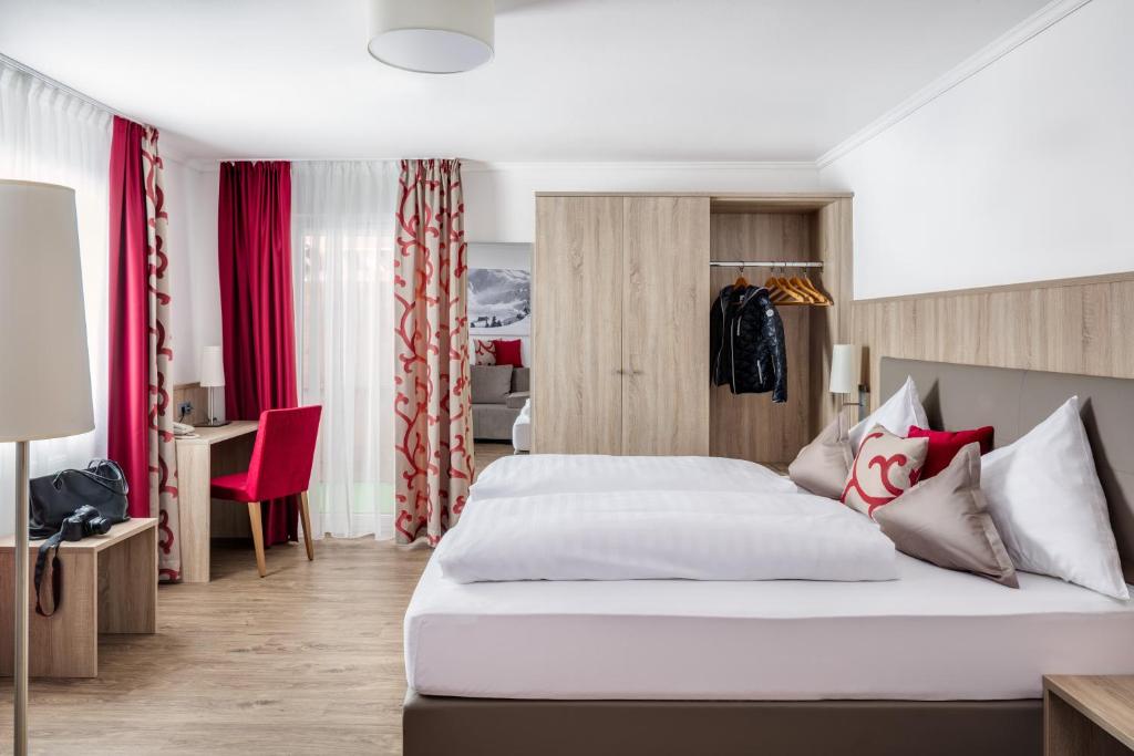 Postel nebo postele na pokoji v ubytování Alpenhotel Fernau