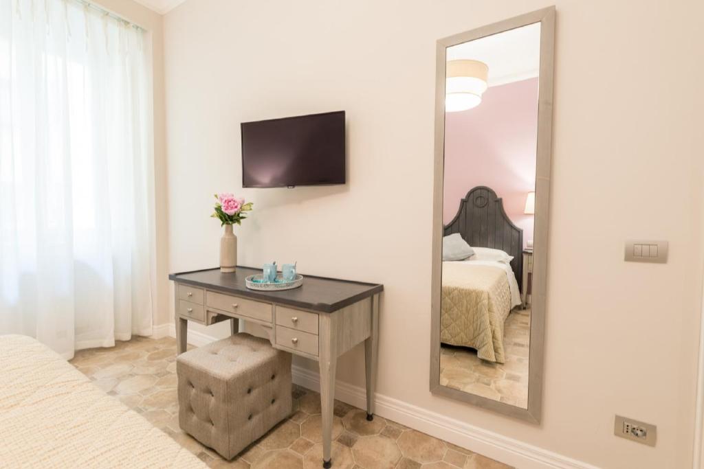 Televízia a/alebo spoločenská miestnosť v ubytovaní Altarocca Embassy Rome