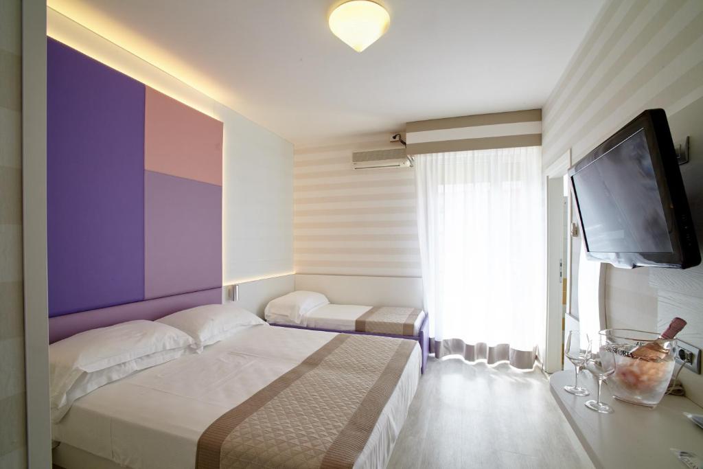 Televízia a/alebo spoločenská miestnosť v ubytovaní Hotel Helen