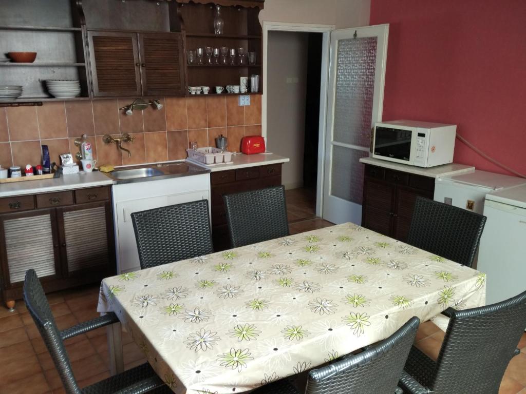 Kuchyňa alebo kuchynka v ubytovaní Horváth Apartmanház