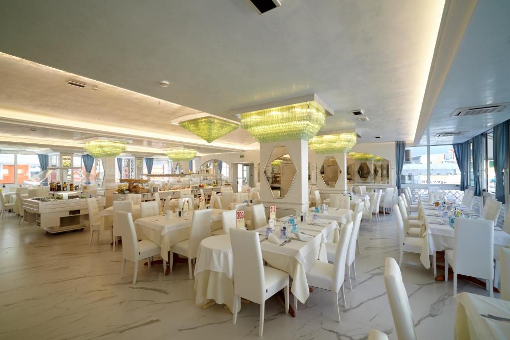 Reštaurácia alebo iné gastronomické zariadenie v ubytovaní Hotel Helen
