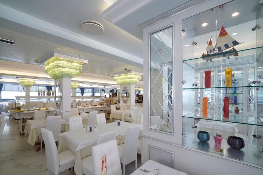 Reštaurácia alebo iné gastronomické zariadenie v ubytovaní Hotel Helen