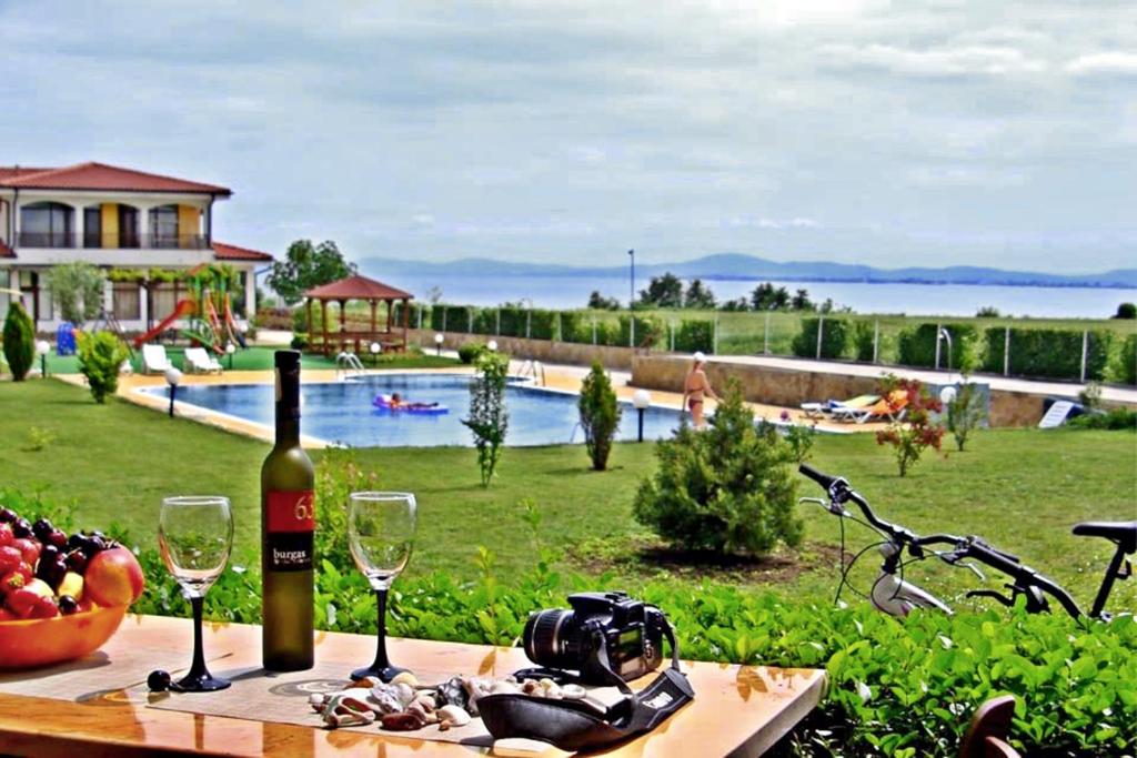 ラブダにあるPanoramic Sea View Apartmentのワイン1本とワイングラスを用意したテーブル