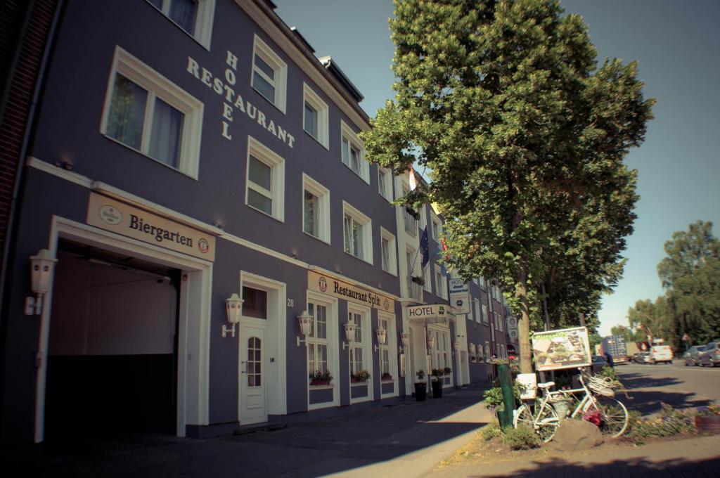 un gran edificio azul en el lateral de una calle en Hotel Stadt Emmerich, en Emmerich