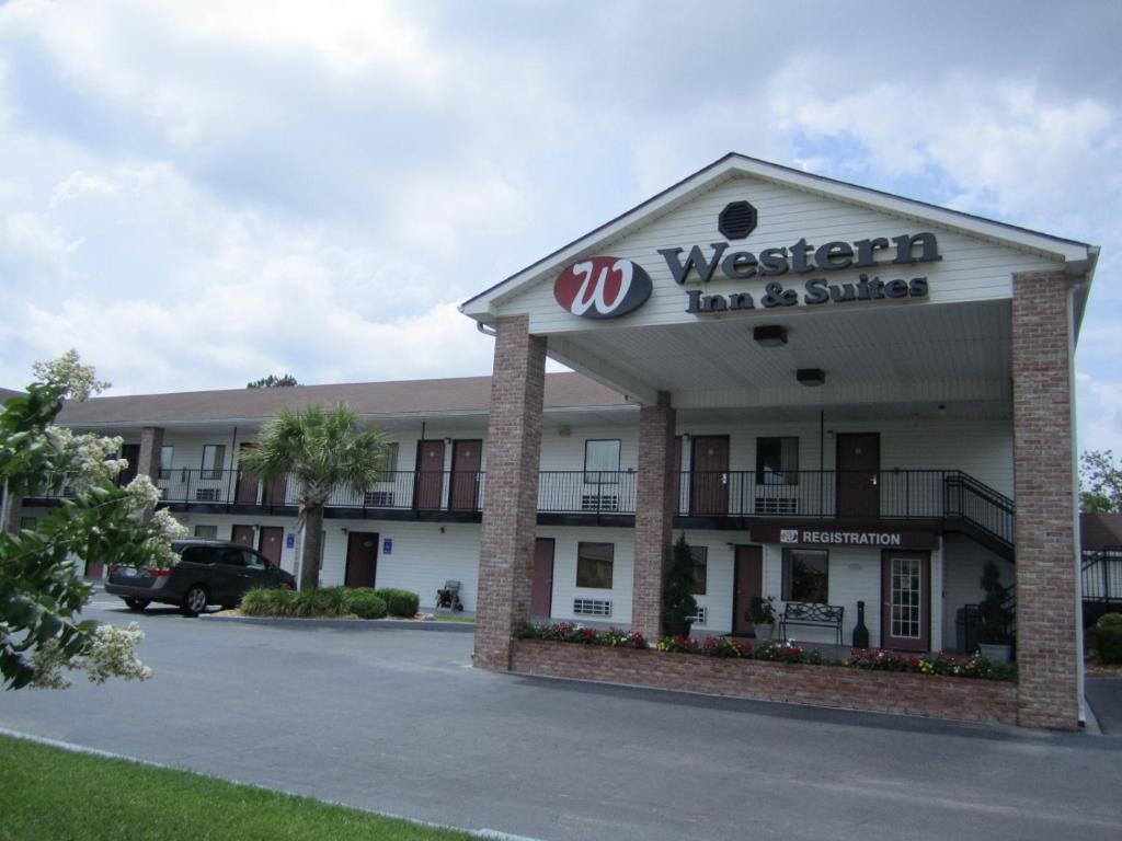 a view of a westerland inn and suites at Western Inn & Suites in Douglas