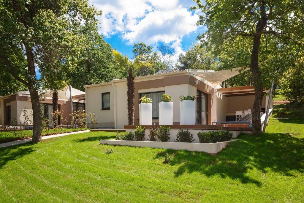 Ein Garten an der Unterkunft Villas Bellevue Plava Laguna