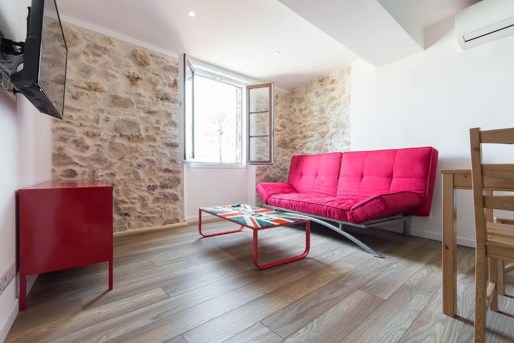 アンティーブにある302-Appartement de Caractère vieil Antibesのリビングルーム(赤いソファ、テーブル付)
