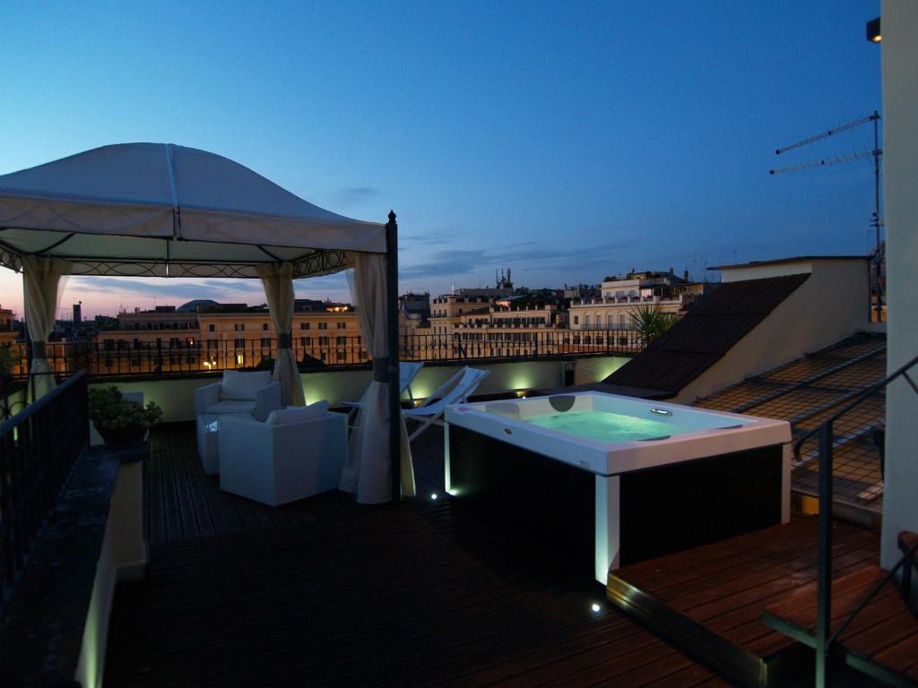 una terraza en la azotea con mesa de billar y cenador en Relais Badoer, en Roma