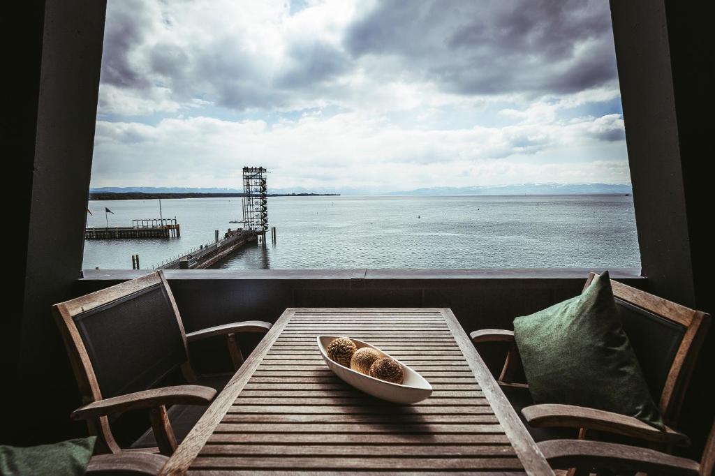 eine Schüssel auf einem Tisch mit Meerblick in der Unterkunft Apartments im s'Wirthaus in Friedrichshafen