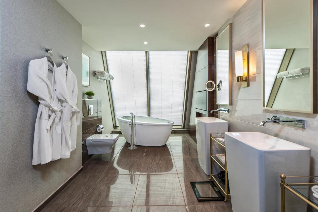 Um banheiro em Elite World Grand Istanbul Basın Ekspres